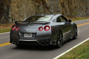 76人球员参与电台连线互动气氛轻松，76人宣传片